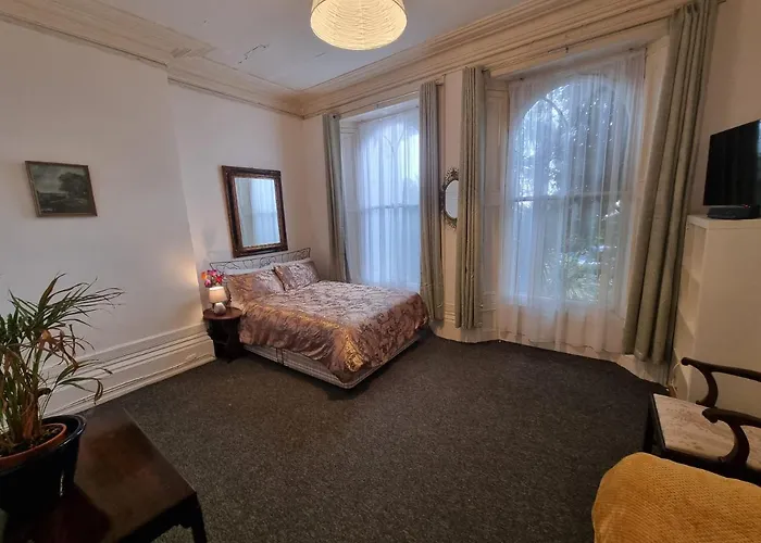 Large Flat Next To Port, Cliffs, Beach With Parking
