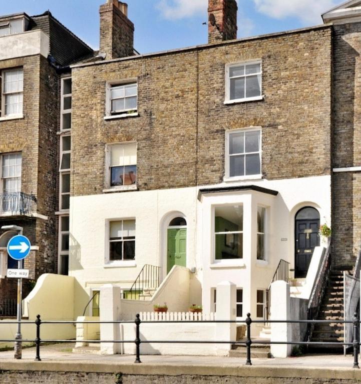 Bed & Breakfast 299 London Road *