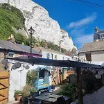 Studio Flat Next To Port And Cliffs