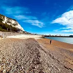 Flat 4 Marine Parade House, 1 East Cliff- Next To Dover Port, White Cliffs, Beach, Castle