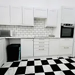 Flat 3 Marine Parade House, 1 East Cliff - Next To Dover Port, White Cliffs, Beach, Castle