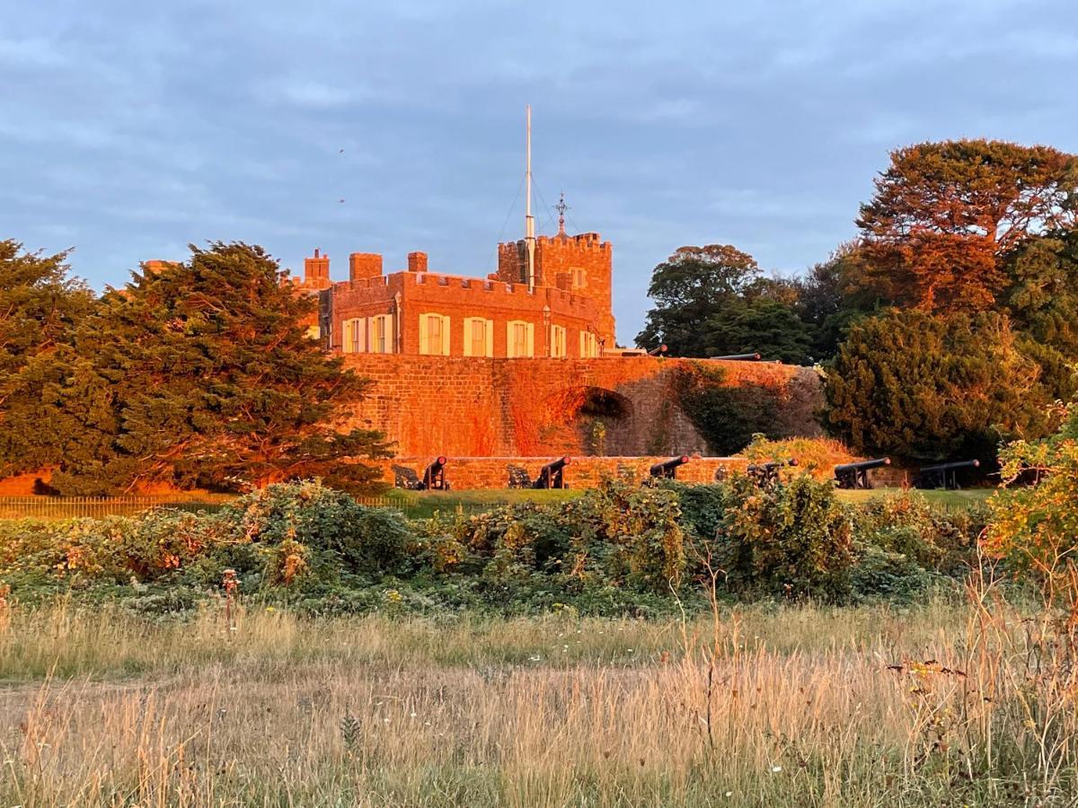 Fab Uk: Coastal Retreat With Secure Parking Dover