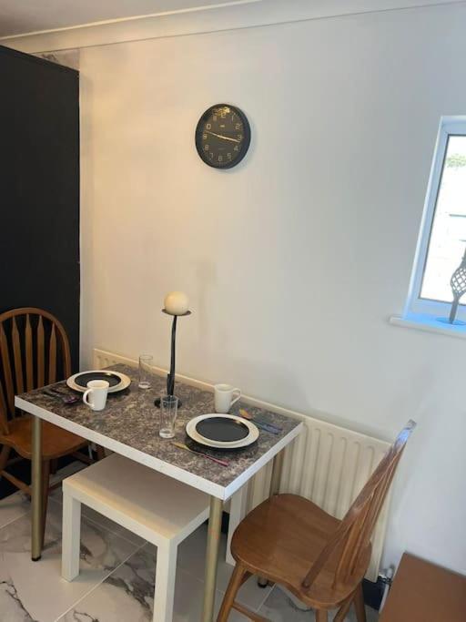 Stylish And Modern Close To Port! Apartment Dover
