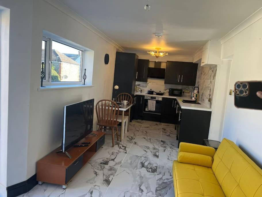 Apartment Stylish And Modern Close To Port! Dover