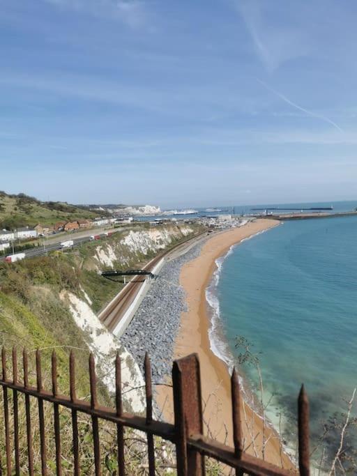 Apartment Stylish And Modern Close To Port! Dover