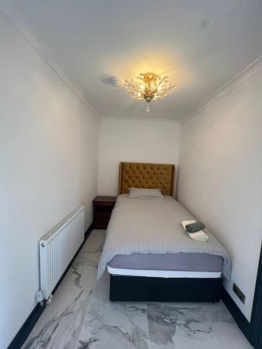 Stylish And Modern Close To Port! Apartment Dover