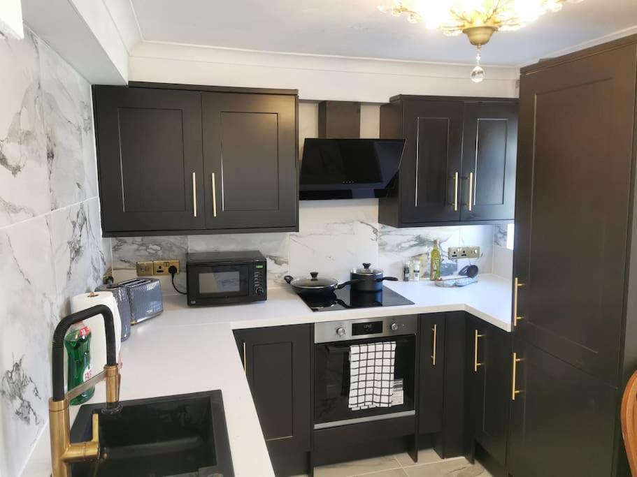 Stylish And Modern Close To Port! Apartment
