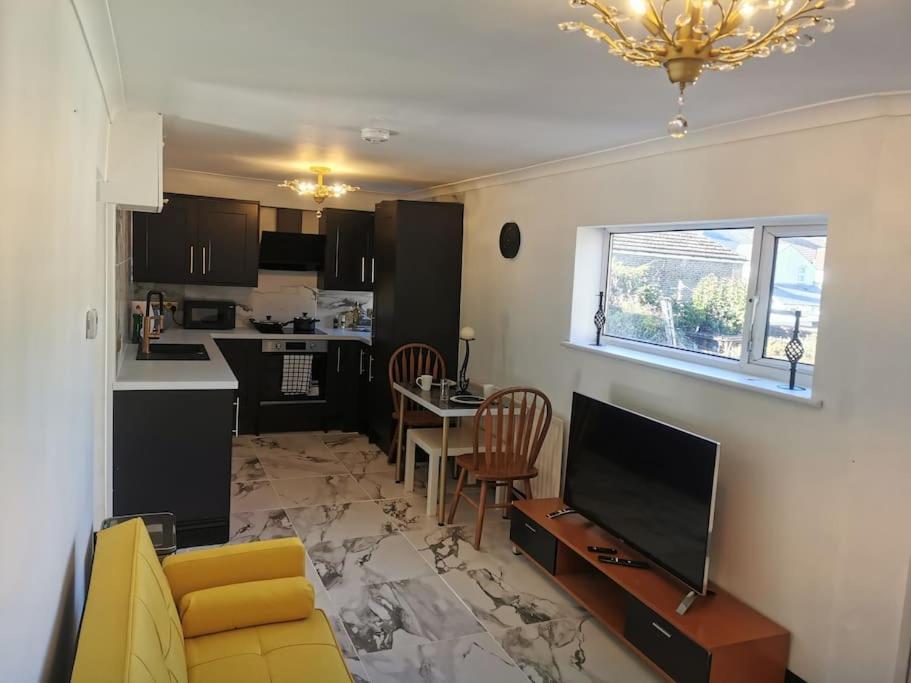 Apartment Stylish And Modern Close To Port!