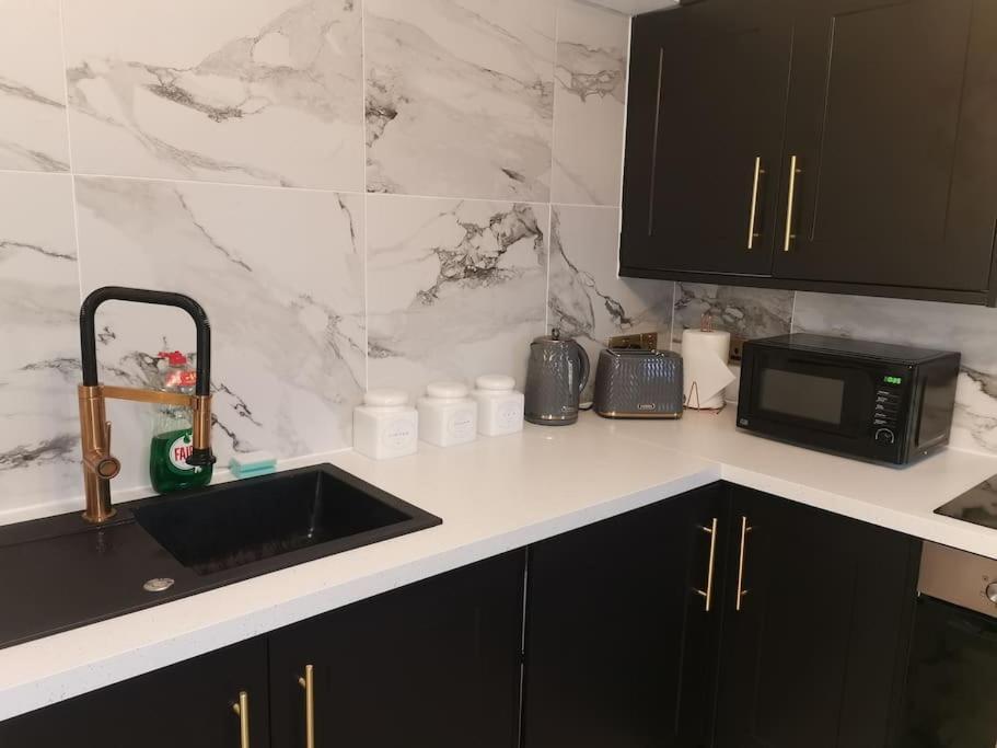 Stylish And Modern Close To Port! Dover