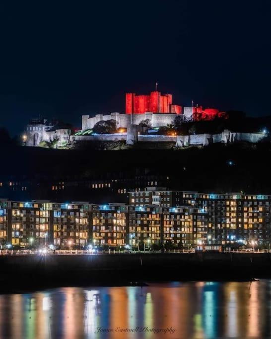 Modern 2 Bedroom Flat By Port, Castle& Sea!