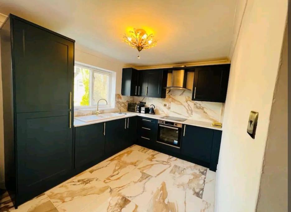Modern 2 Bedroom Flat By Port, Castle& Sea! Apartment *