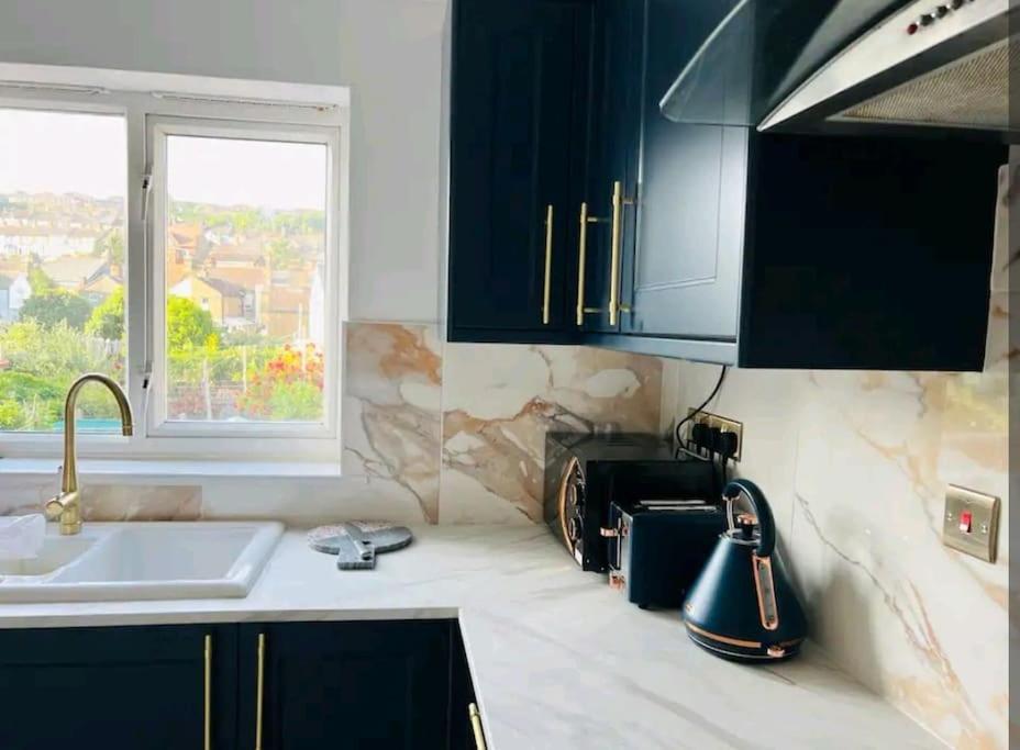 Modern 2 Bedroom Flat By Port, Castle& Sea! Dover