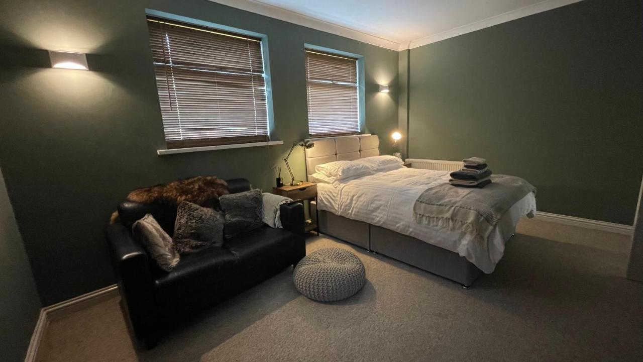 Fab Uk: Coastal Retreat With Secure Parking