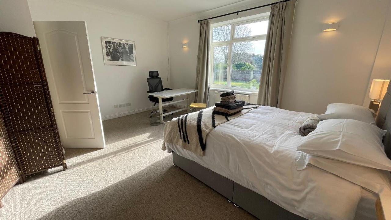 Fab Uk: Coastal Retreat With Secure Parking