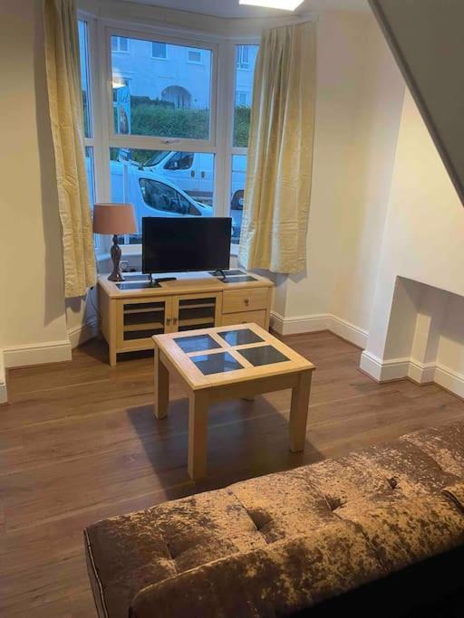 Modern 2 Bedroom Terraced House Holiday home *
