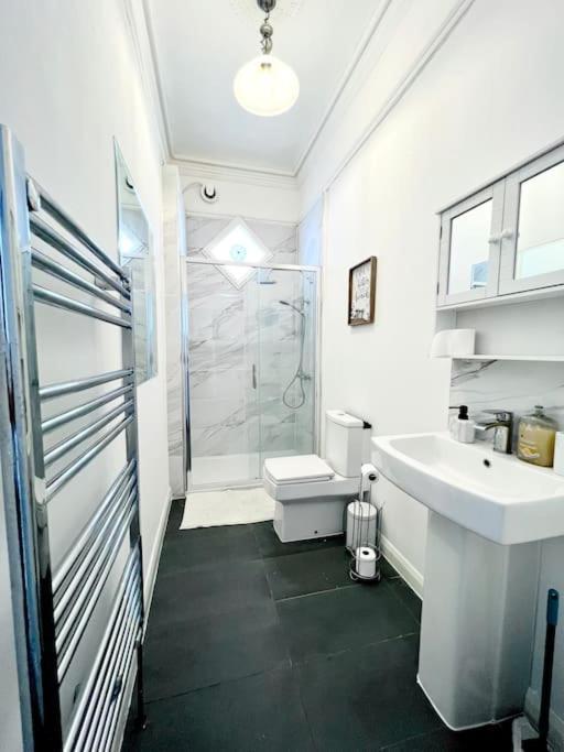 Flat 4 Marine Parade House, 1 East Cliff- Next To Port, White Cliffs, Beach, Castle Apartment *