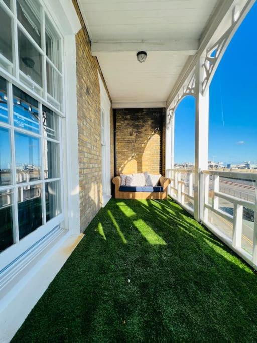 Flat 4 Marine Parade House, 1 East Cliff- Next To Port, White Cliffs, Beach, Castle * Dover