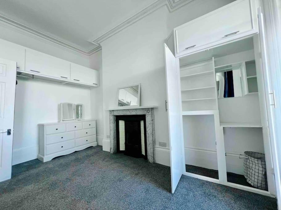 Flat 4 Marine Parade House, 1 East Cliff- Next To Port, White Cliffs, Beach, Castle Apartment Dover