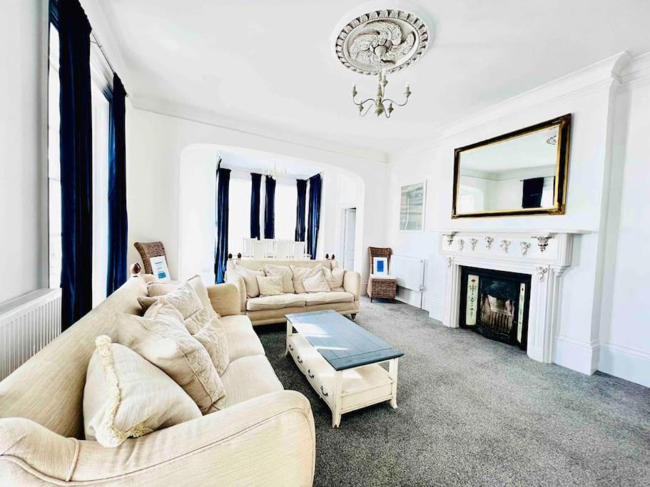 Apartment Flat 4 Marine Parade House, 1 East Cliff- Next To Port, White Cliffs, Beach, Castle *