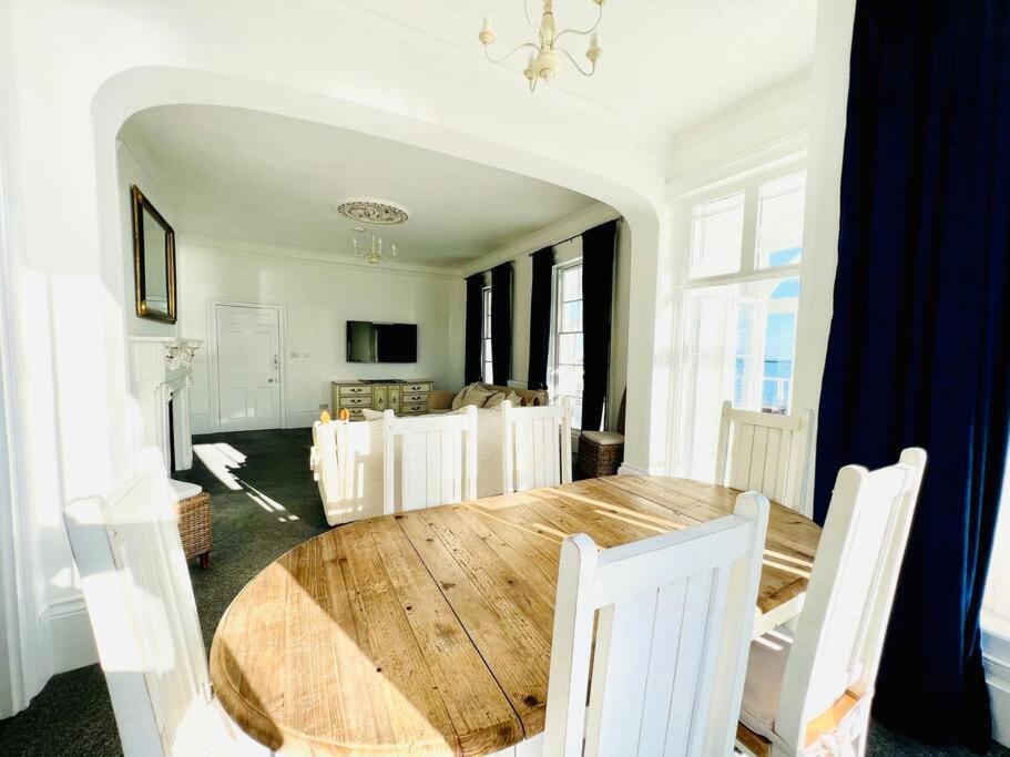 Apartment Flat 4 Marine Parade House, 1 East Cliff- Next To Port, White Cliffs, Beach, Castle