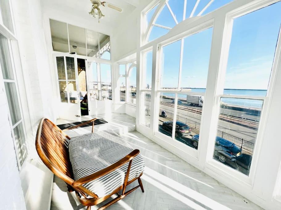 Flat 4 Marine Parade House, 1 East Cliff- Next To Port, White Cliffs, Beach, Castle Apartment *