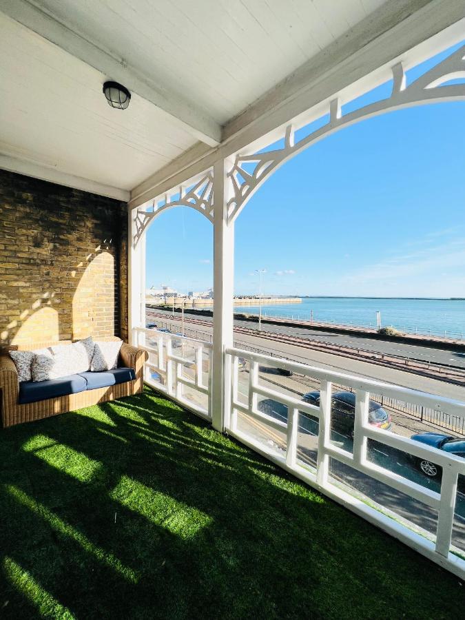 Flat 4 Marine Parade House, 1 East Cliff- Next To Port, White Cliffs, Beach, Castle Apartment Dover