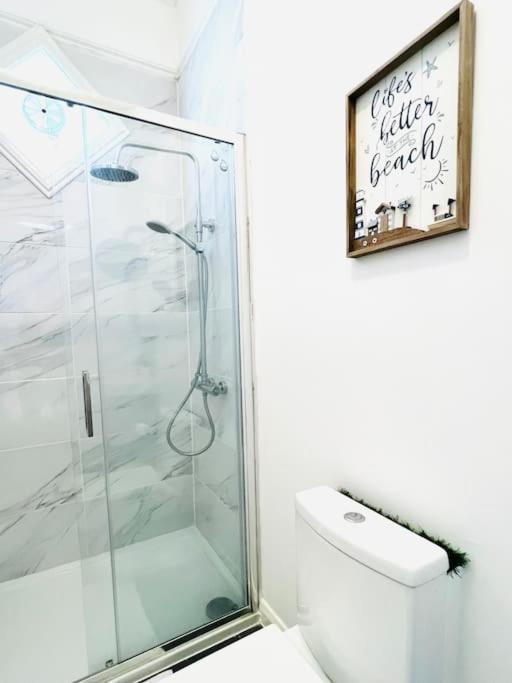 Flat 4 Marine Parade House, 1 East Cliff- Next To Port, White Cliffs, Beach, Castle * Dover