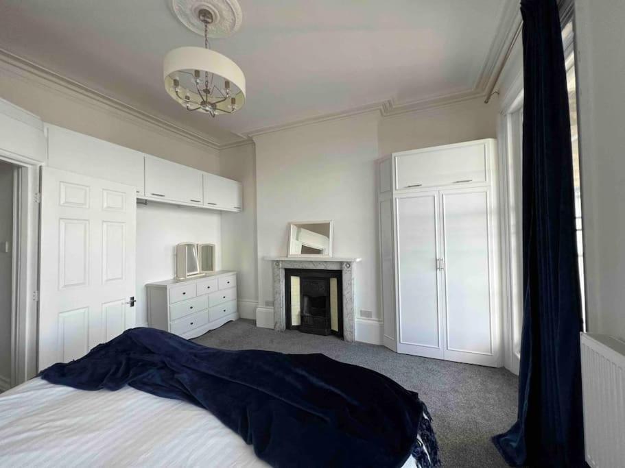 Apartment Flat 4 Marine Parade House, 1 East Cliff- Next To Port, White Cliffs, Beach, Castle