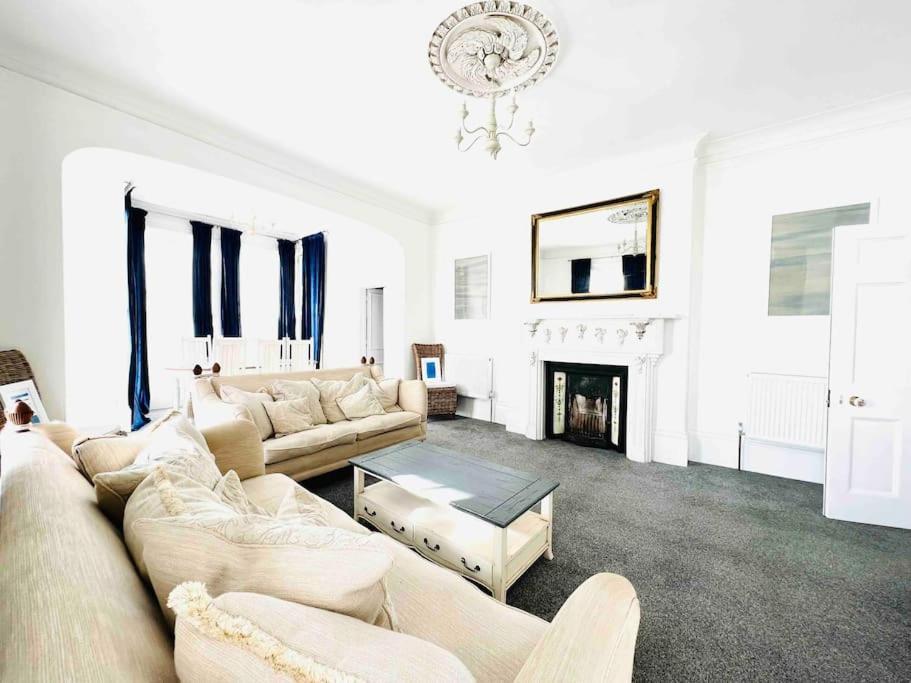 Flat 4 Marine Parade House, 1 East Cliff- Next To Port, White Cliffs, Beach, Castle Apartment Dover