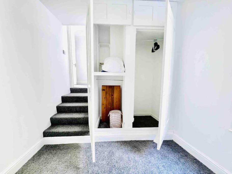 Flat 4 Marine Parade House, 1 East Cliff- Next To Port, White Cliffs, Beach, Castle Apartment *