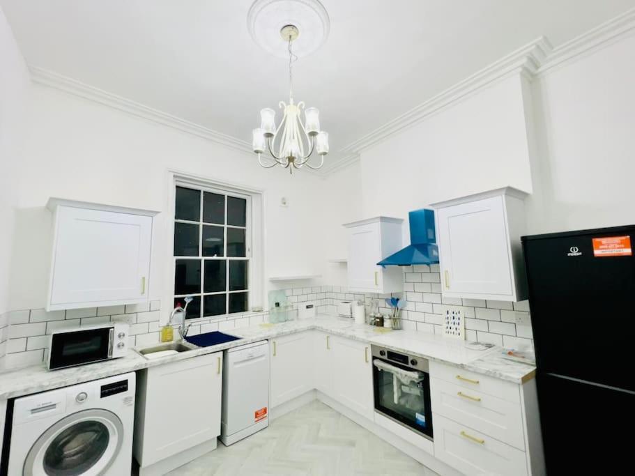 Flat 4 Marine Parade House, 1 East Cliff- Next To Port, White Cliffs, Beach, Castle Dover