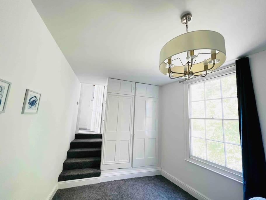 Flat 4 Marine Parade House, 1 East Cliff- Next To Port, White Cliffs, Beach, Castle Apartment Dover