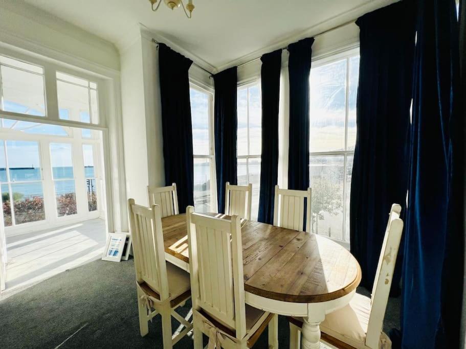 Flat 4 Marine Parade House, 1 East Cliff- Next To Port, White Cliffs, Beach, Castle *