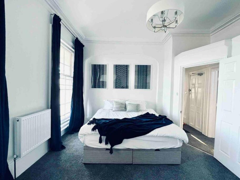 Flat 4 Marine Parade House, 1 East Cliff- Next To Port, White Cliffs, Beach, Castle Dover