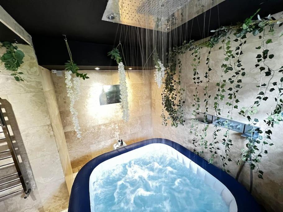The Coxhill Retreat - Indoor Rainforest Spa Holiday home *