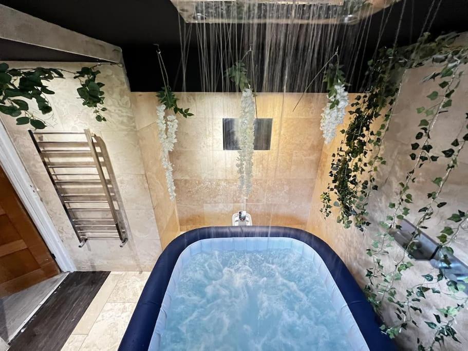 The Coxhill Retreat - Indoor Rainforest Spa Holiday home
