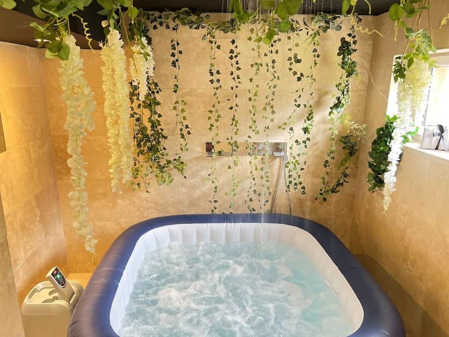 The Coxhill Retreat - Indoor Rainforest Spa Holiday home