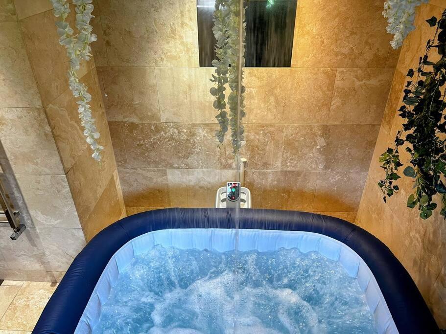 Holiday home The Coxhill Retreat - Indoor Rainforest Spa