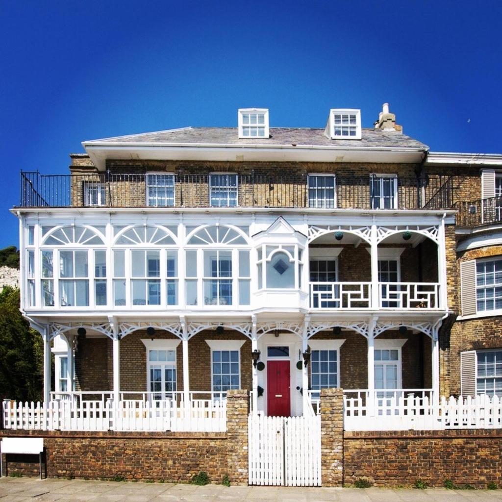 Apartment Flat 4 Marine Parade House, 1 East Cliff- Next To Port, White Cliffs, Beach, Castle Dover