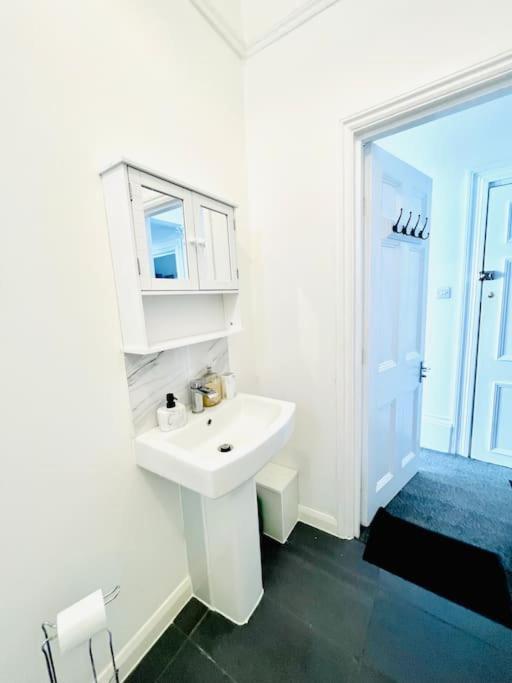 Apartment Flat 4 Marine Parade House, 1 East Cliff- Next To Port, White Cliffs, Beach, Castle Dover