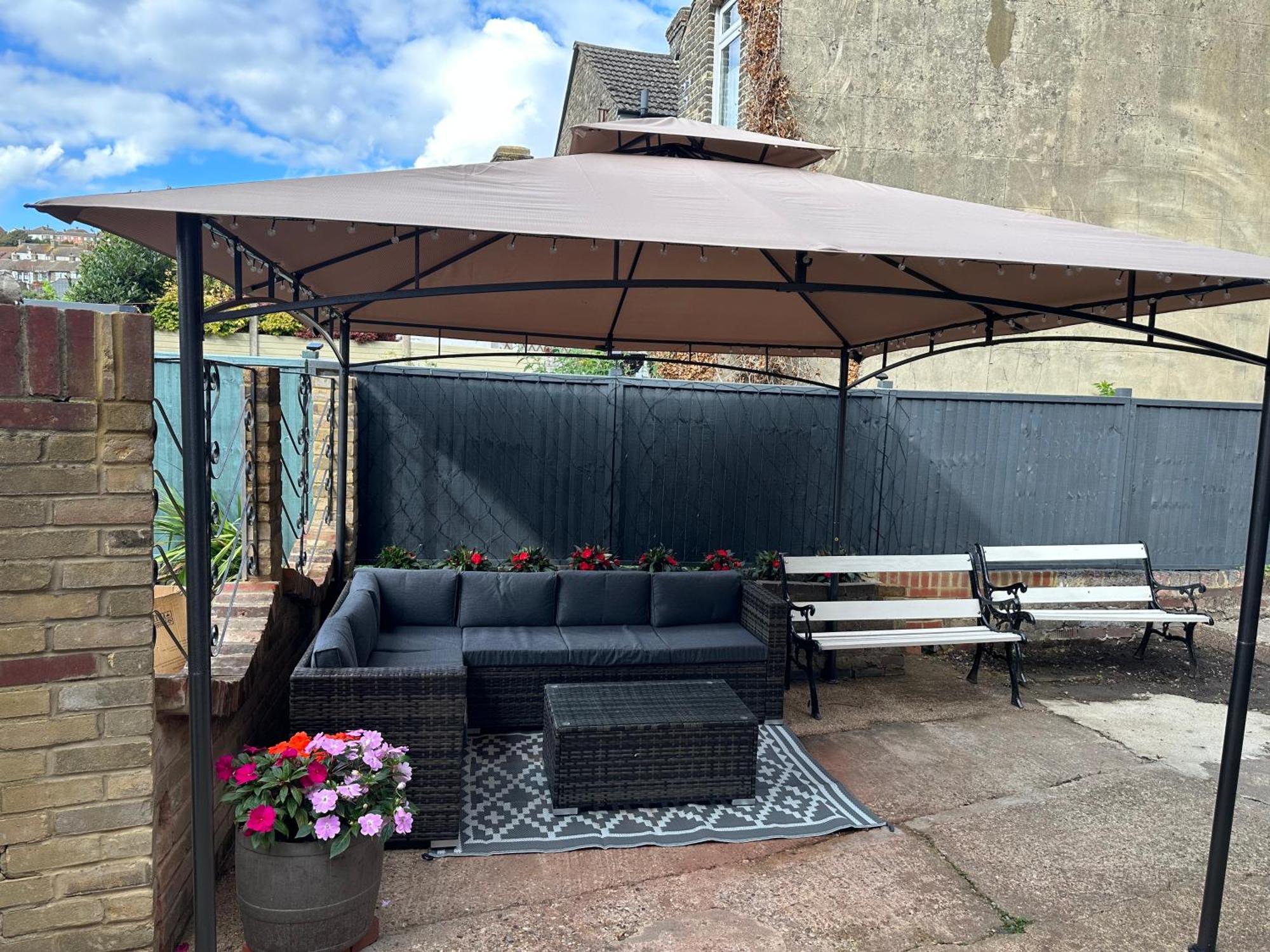Stylish And Modern Close To Port! Dover