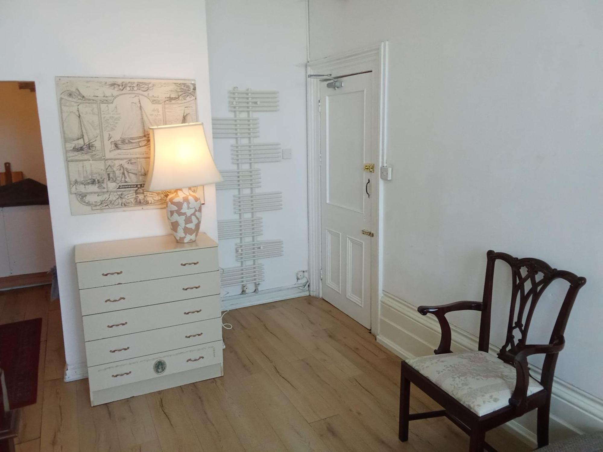 Sea View Flat Opposite Port With Parking * Dover