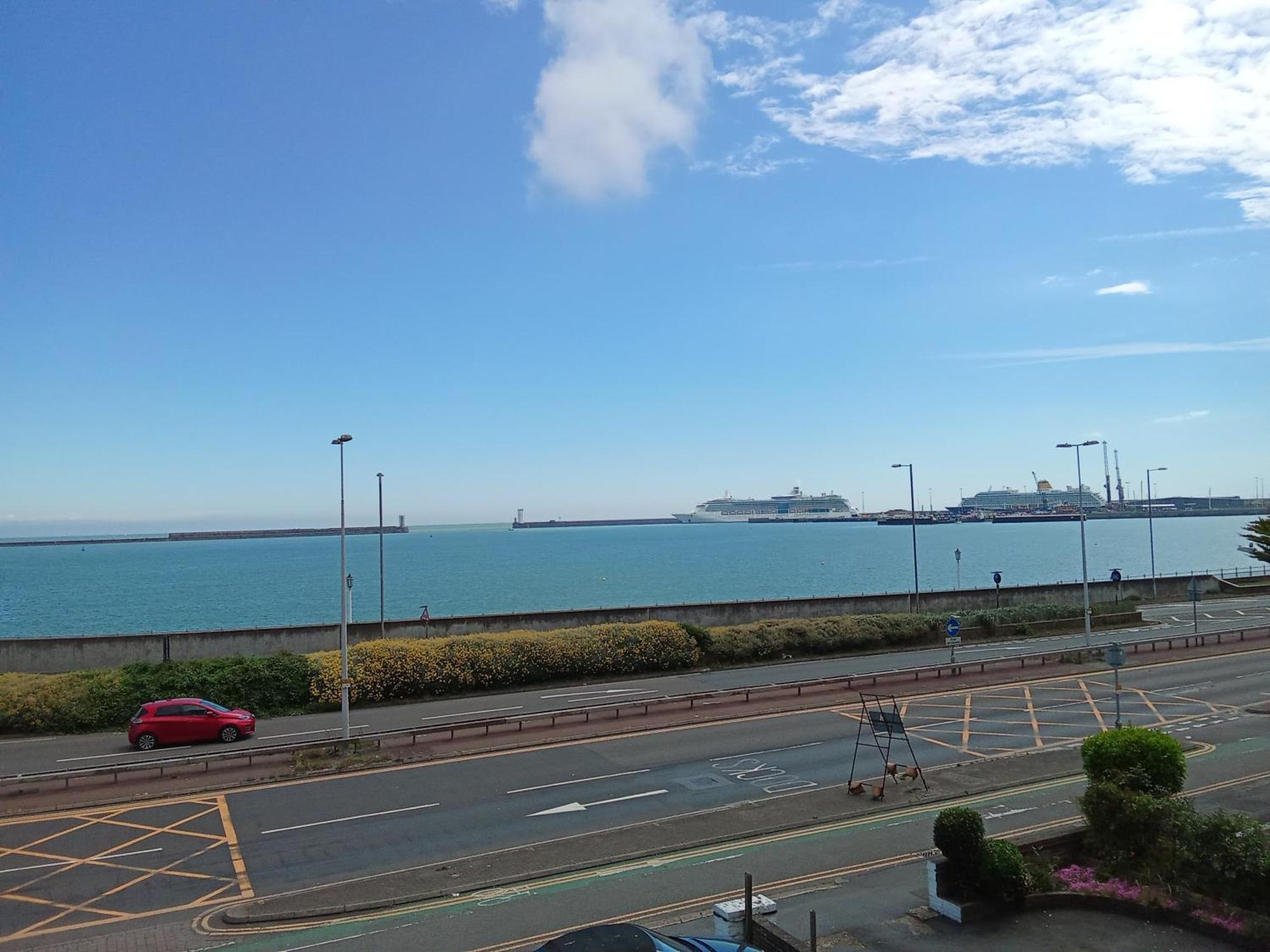 Sea View Flat Opposite Port With Parking