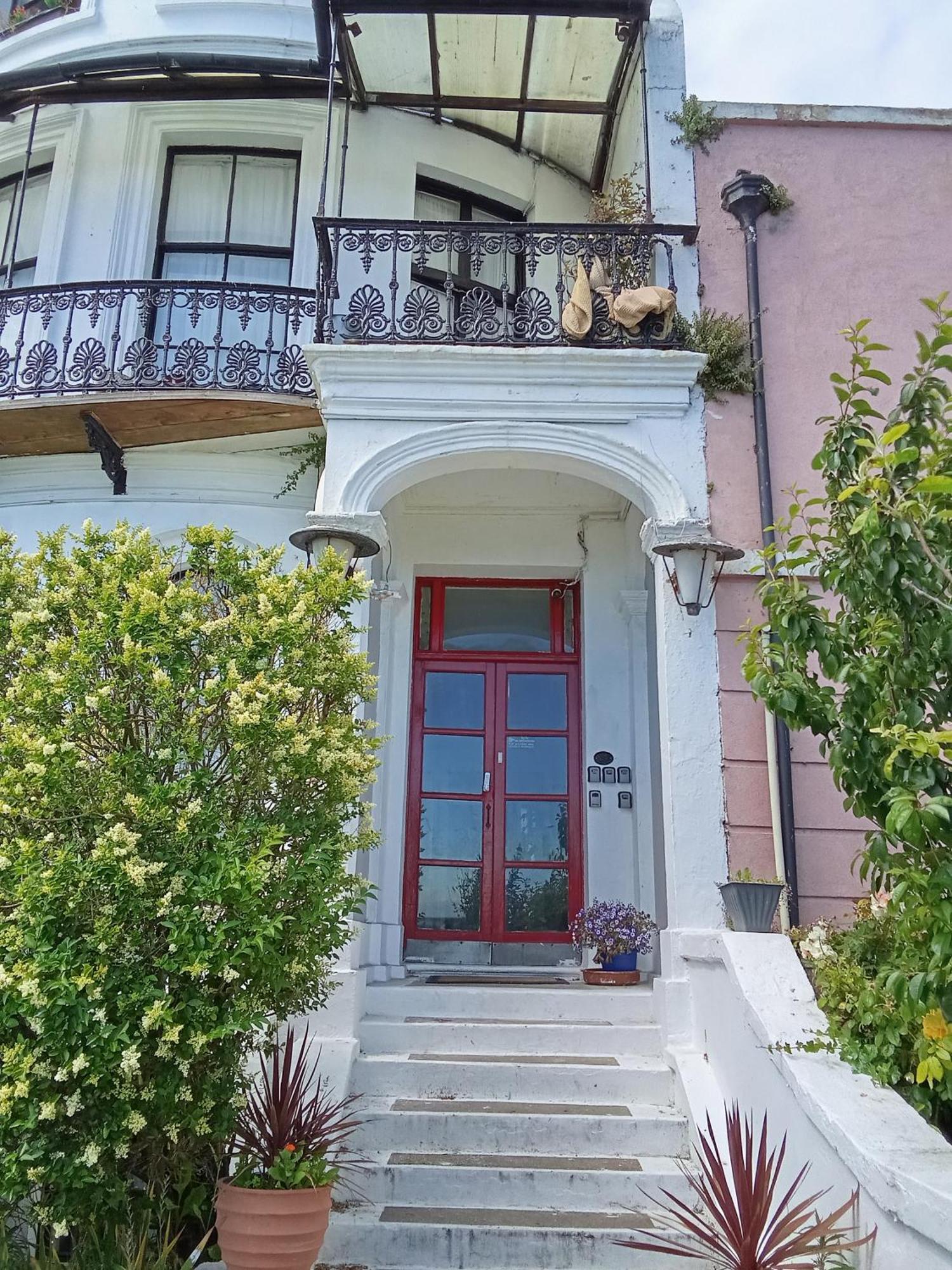 Sea View Flat Opposite Port With Parking *