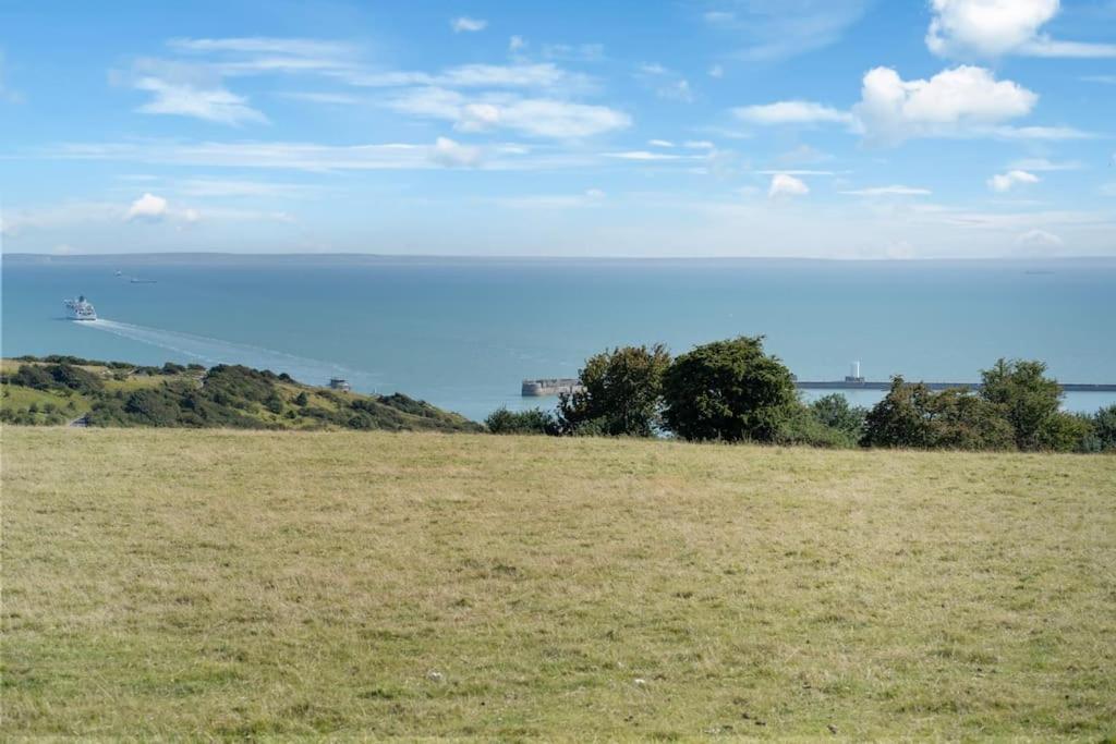 Minutes From The Port Of Dover, Free Wifi, Free Offroad Private Parking And Rated A Guest Favourite On Air B Nb! * Dover
