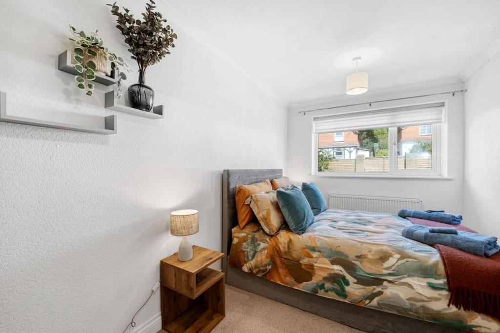 Minutes From The Port Of Dover, Free Wifi, Free Offroad Private Parking And Rated A Guest Favourite On Air B Nb! Apartment
