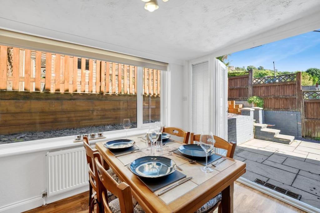 Apartment Minutes From The Port Of Dover, Free Wifi, Free Offroad Private Parking And Rated A Guest Favourite On Air B Nb!