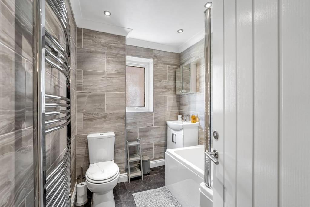 Minutes From The Port Of Dover, Free Wifi, Free Offroad Private Parking And Rated A Guest Favourite On Air B Nb! Apartment