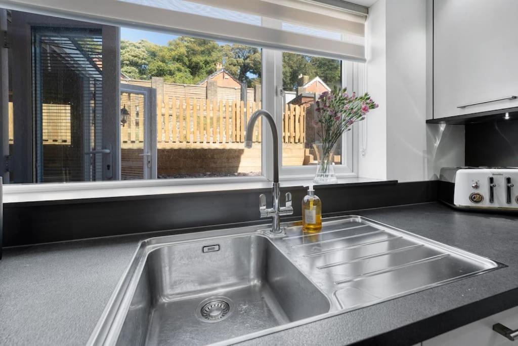 Apartment Minutes From The Port Of Dover, Free Wifi, Free Offroad Private Parking And Rated A Guest Favourite On Air B Nb!
