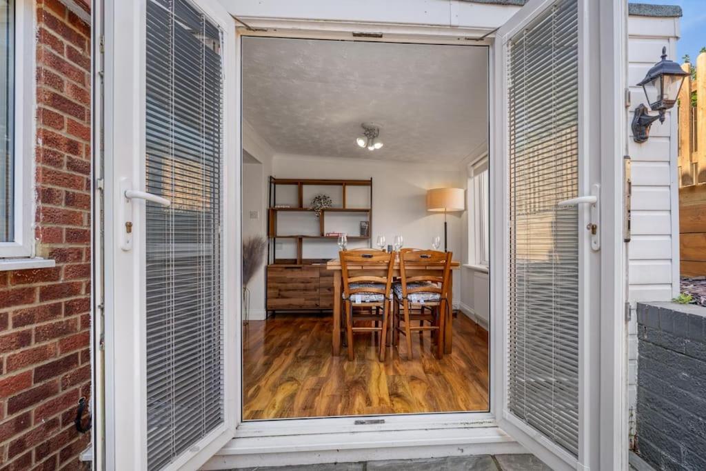 Apartment Minutes From The Port Of Dover, Free Wifi, Free Offroad Private Parking And Rated A Guest Favourite On Air B Nb!